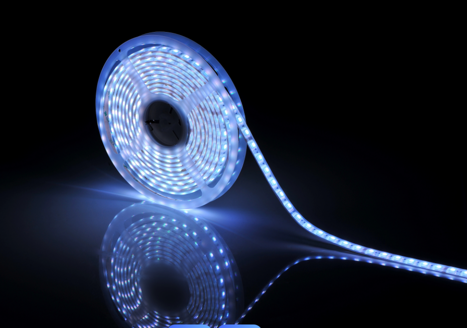 Anailís chomparáideach ar stiall lampa ardvoltais agus stiall lampa ísealvoltais